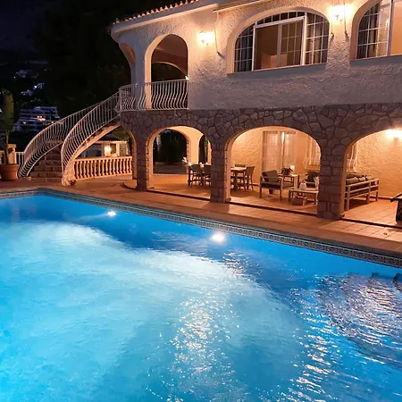 Con Piscina En Сasa de vacaciones